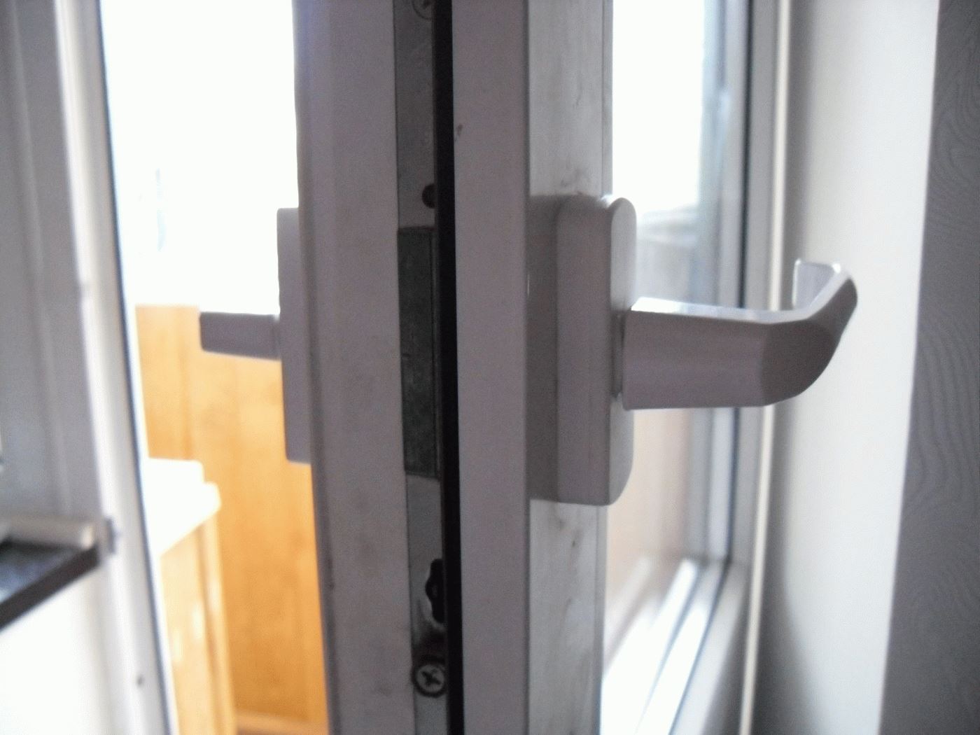 установить защелку на балконную пластиковую дверь
